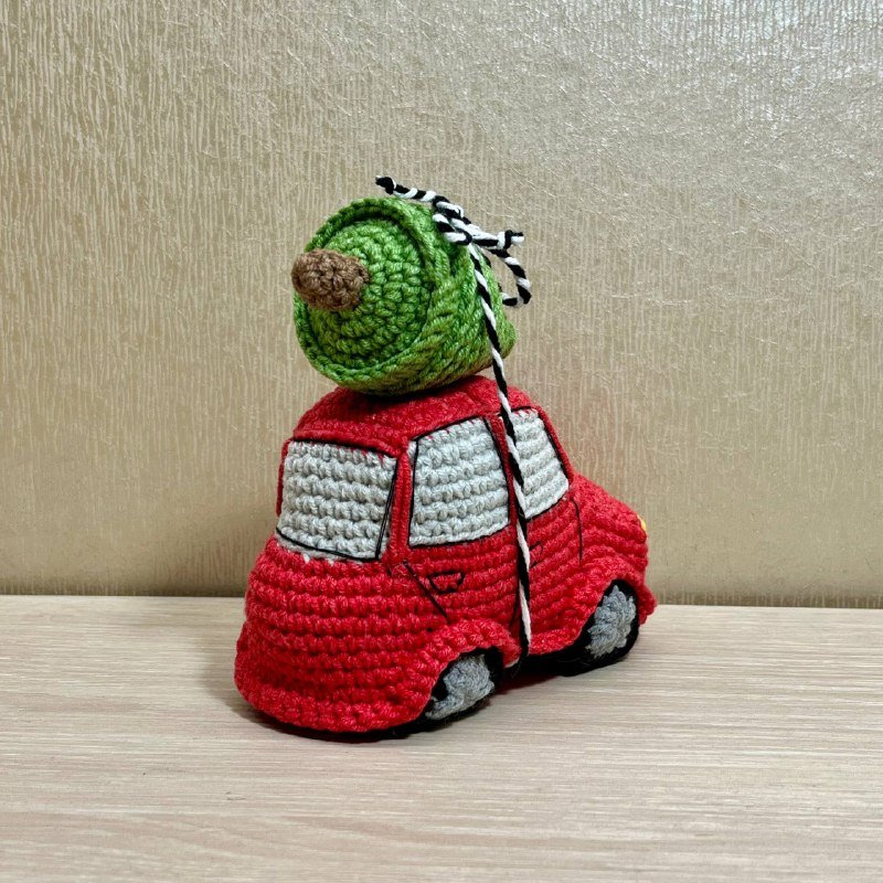 Машинка с елкой игрушка вязаная 3