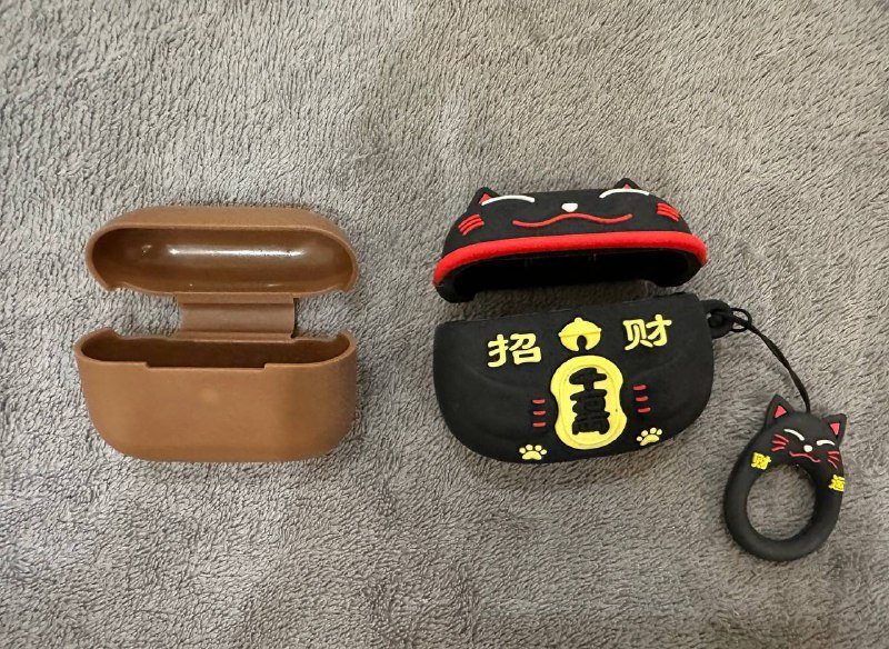 Чехлы на AirPods Pro