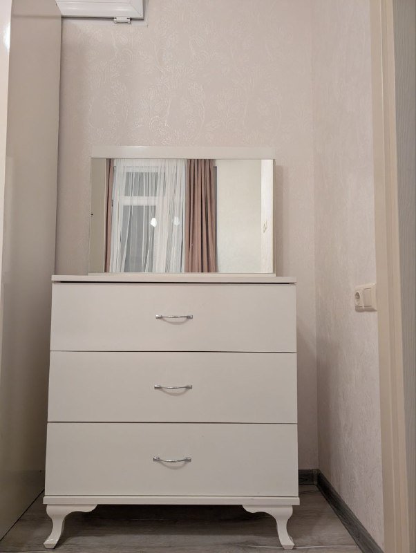 2 комода с зеркалом, прикроватная тумбочка 6