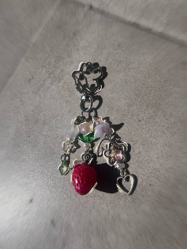 Брелок с клубникой и цветами