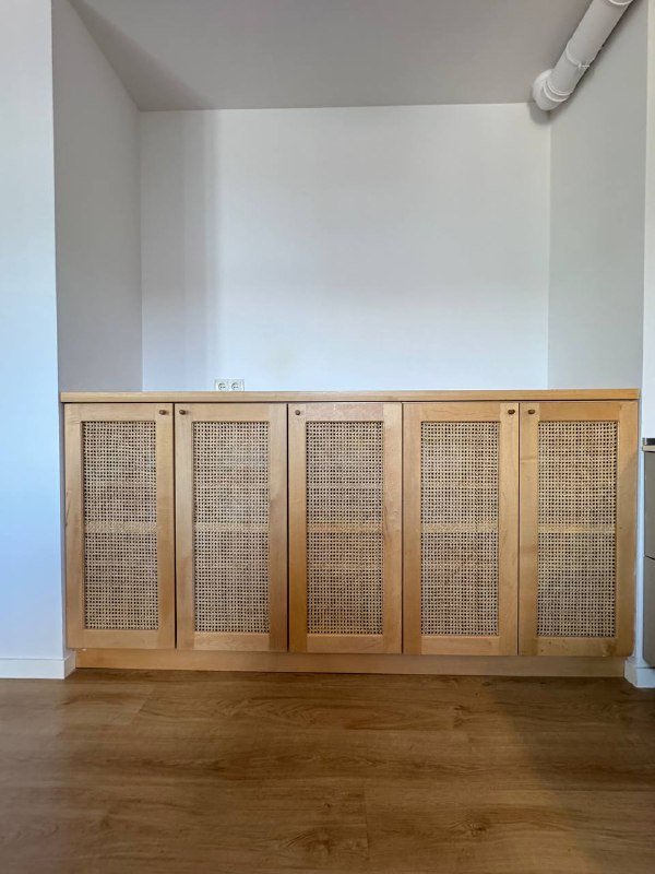 Деревянный шкаф