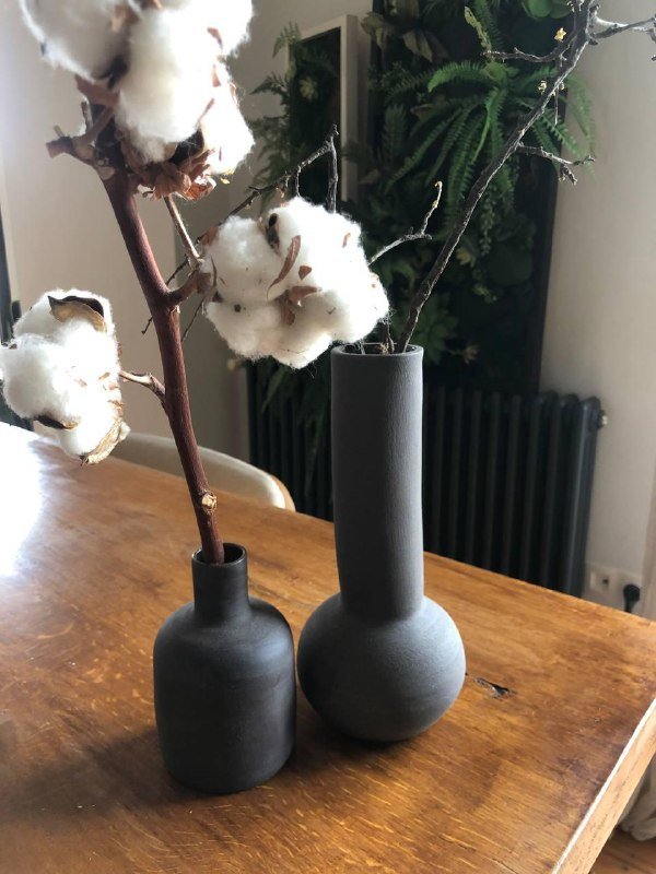 маленькая и высокая керамические вазы из чёрного шамота ручной работы