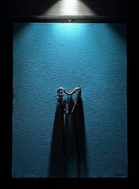 Произведение экспериментального искусства Мрак под голубым небом