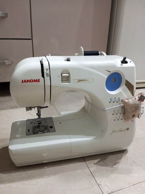 Швейная машинка Janome, комплект ниток и сумка