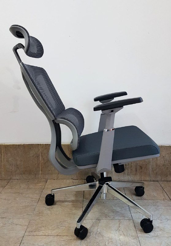 Многофункциональное офисное кресло с подголовником