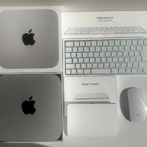 Mac mini M2, Magic Keyboard Touch ID, Magic Trackpad, Apple mouse