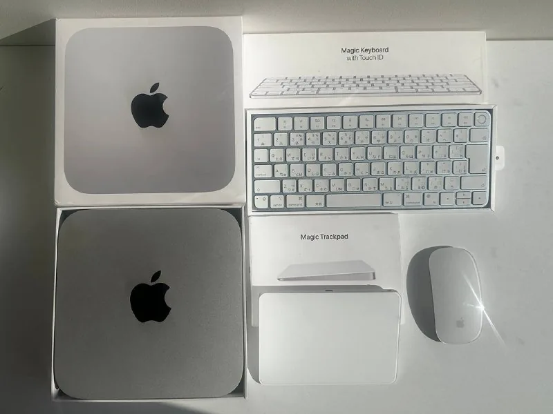 Mac mini M2, Magic Keyboard Touch ID, Magic Trackpad, Apple mouse