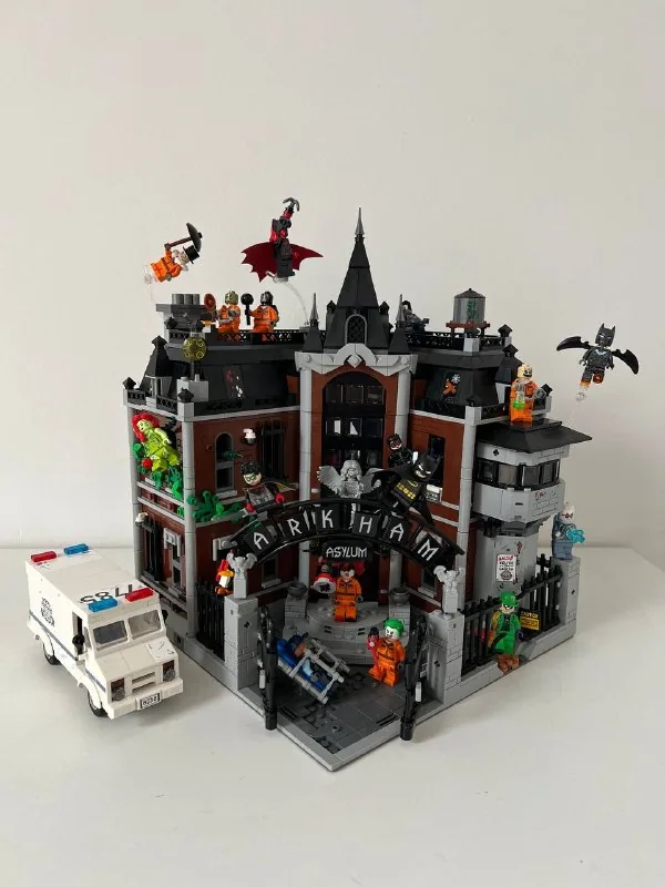 Lego Super Heroes set — Arkham Asylum 1