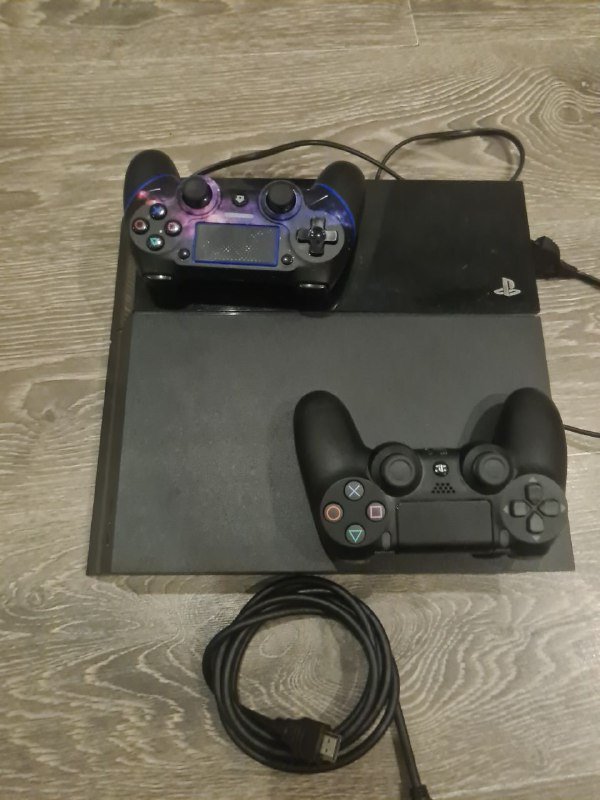 Sony PlayStation 4 с двумя джойстиками и играми