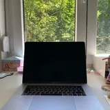MacBook Pro 15 i7 16GB 512GB 4