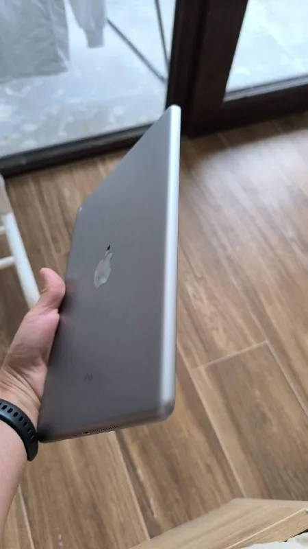 iPad 5th gen 128GB Cellular 1