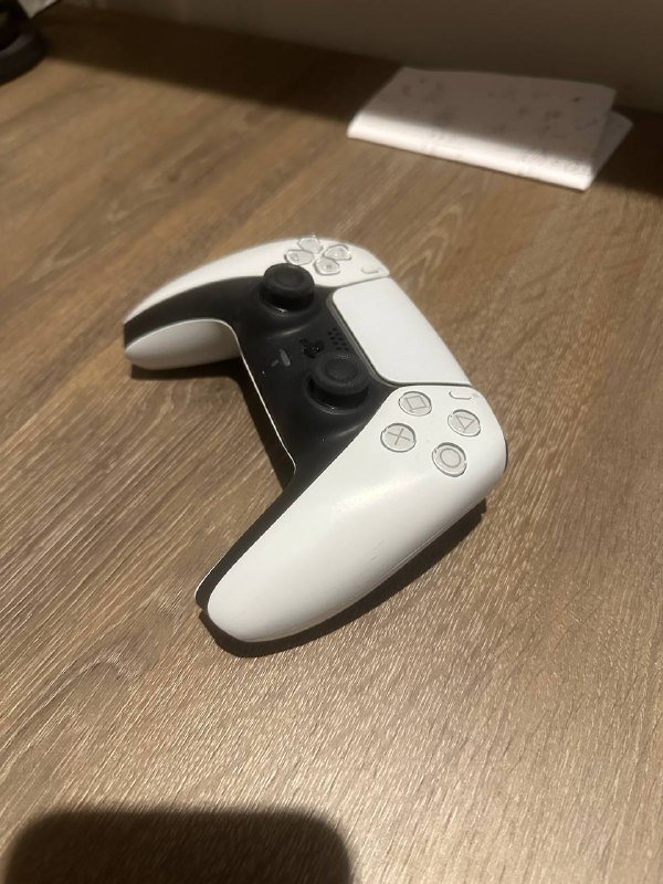 Playstation 5 с двумя контроллерами, играми и кабелем 2