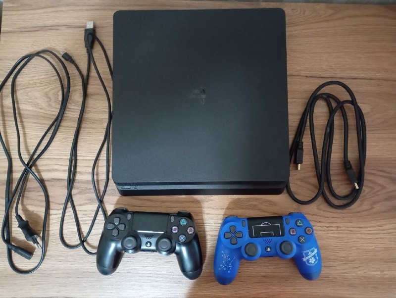 PS 4 slim консоль с геймпадами и играми