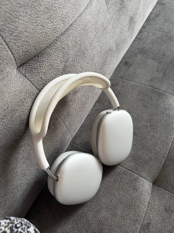 AirPods Max Lightning 1