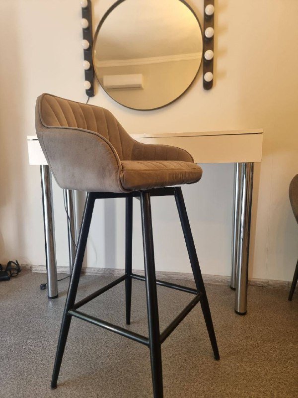 два обычных стула и один барный стул 2