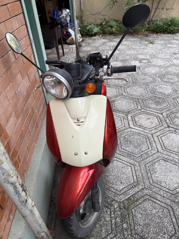 Зеркало в раме, стул барный, деревянный стол, вытяжка, скутер Honda с шлемом 8