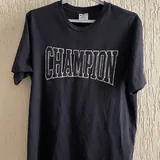 Спортивный топ Skims, юбка Skims, футболка Champion, футболка Smiley, джинсовая куртка, платье Cos 4