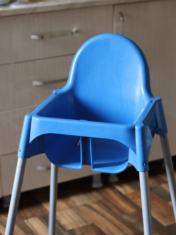 Синий стульчик для кормления малыша IKEA