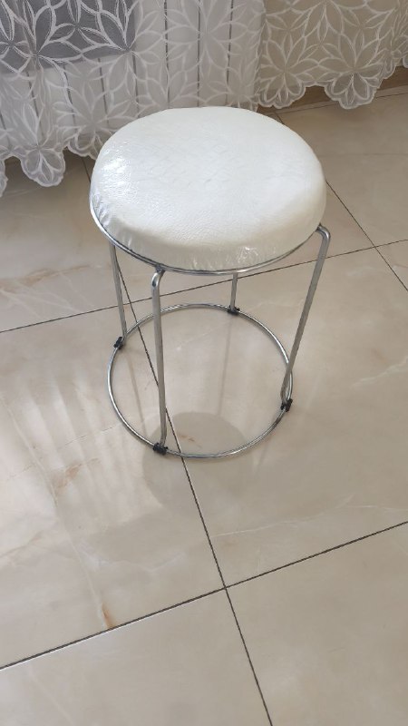 Стол ДСП 120x60см, кофейный столик Jusk Ø47см, лампа IKEA Lagra, табурет белый 4