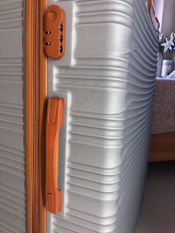 Большой чемодан с быстросьемными колесиками 2