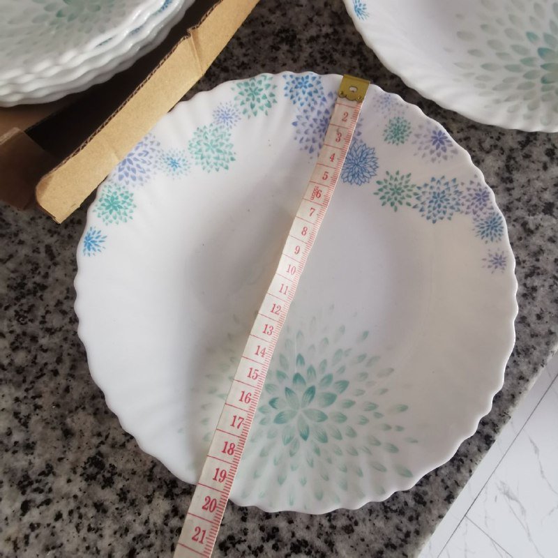 6 тарелок и сервировочное блюдо