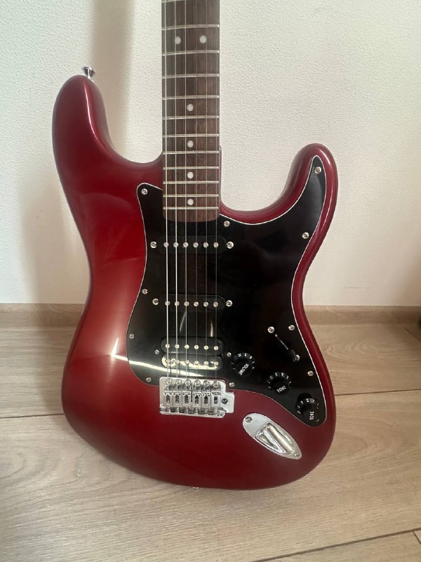 Squier Stratocaster с чехлом, ремнём, шнуром 3