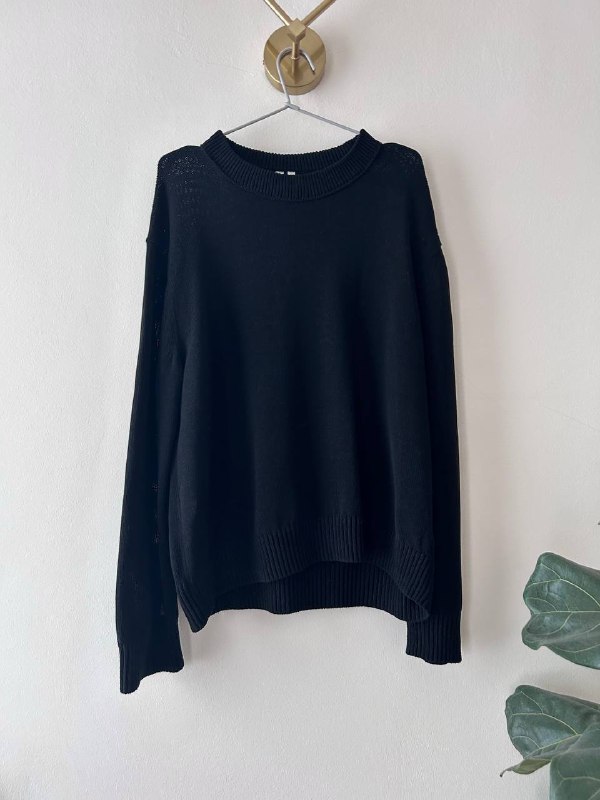свитер ARKET, игрушка H&M HOME, шлепанцы Adidas Pharrell Williams, брюки вельветовые Uniqlo, джинсы Levi’s
