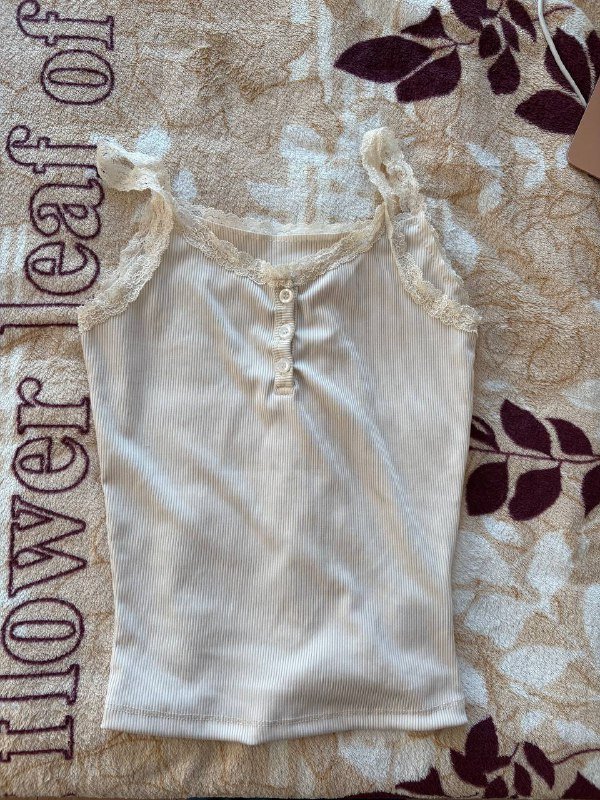 Бежевый тренч с эко-кожи, свитер Brave, белое худи, черные брюки, бордовый топ, майка на бретелях 10