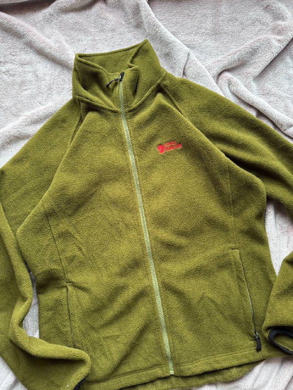 Жилетка The Stronghold, Женская флисовая кофта Fjällräven Kånken, Поло Chiemsee, Zip-худи Juicy Couture, Кофта на молнии Rab, Куртка Jack Wolfskin 2