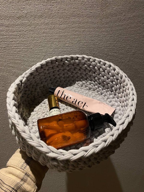 вязаная корзинка-органайзер, рабочий стол, чехол ноутбука, чайник, мох декоративный, подставка благовония