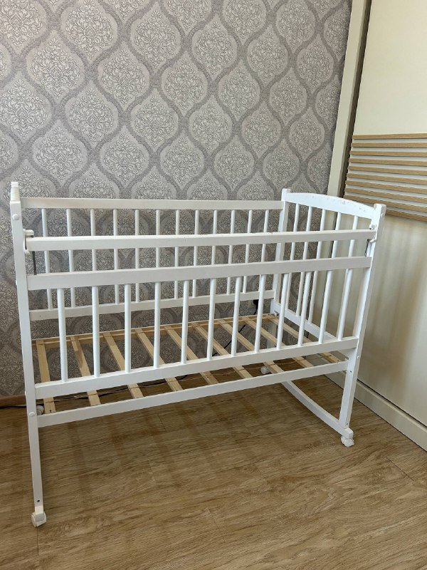 Детская кроватка с маятником и матрасом