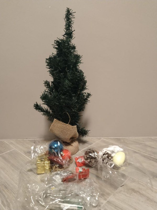 Коврики для ванной, удлинитель, книга, ёлка с игрушками, вешалки 4