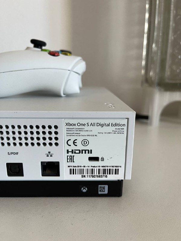 Xbox One Series S 1TB with two controllers 3