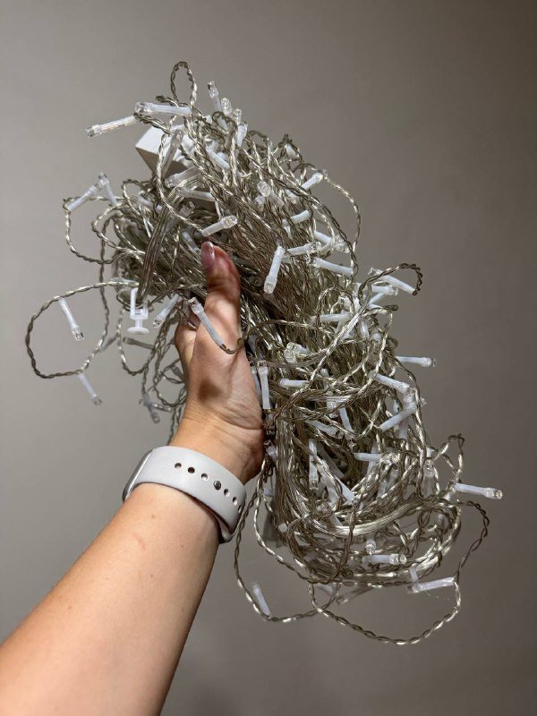 Новогодние золотые шары, гирлянды с лампочками и гирлянда-дождик 3