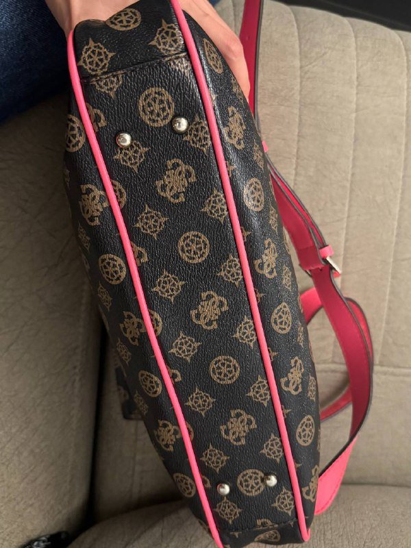 Сумка Guess, куртка-ветровка, кеды Converse, кроссовки Adidas Samba 4