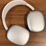 iPhone 16 Pro Max, AirPods Max 2024 4
