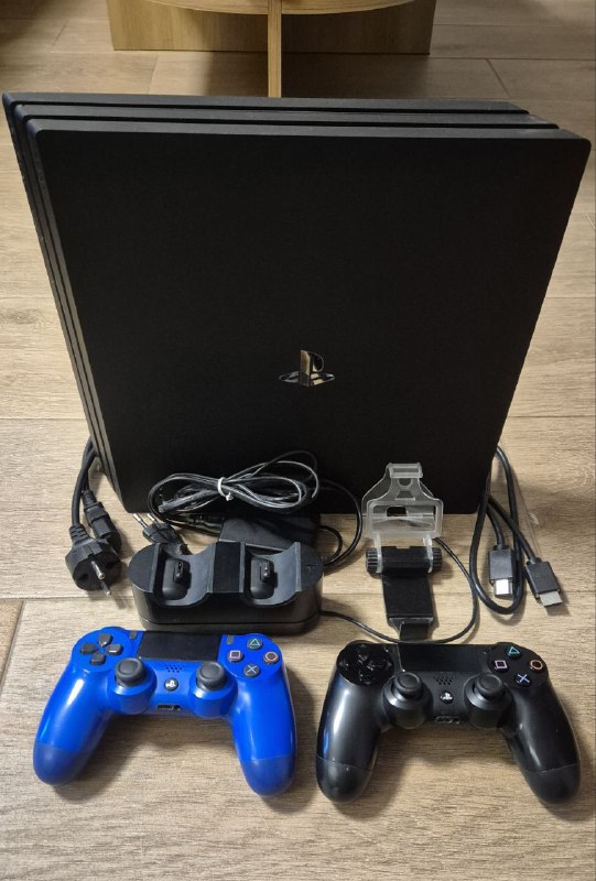 Play Station 4 pro 1tb, 2 контроллера, докстанция, аккаунт с играми