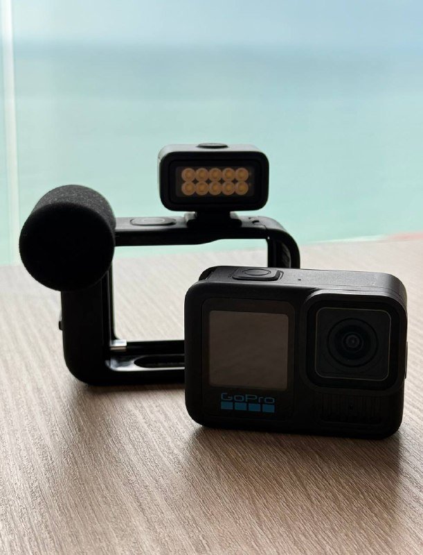GoPro Hero 13, корпус со вспышкой, SD карта, микрофоны Saramonic