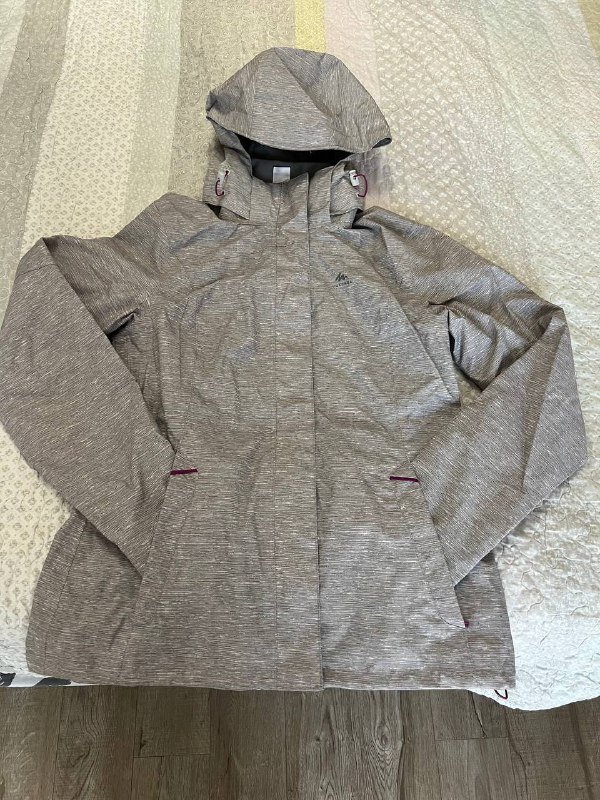 Лёгкая женская куртка Quechua от Decathlon