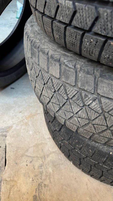 Комплект зимних шин 225/60/R17 Bridgestone и Dunlop 4