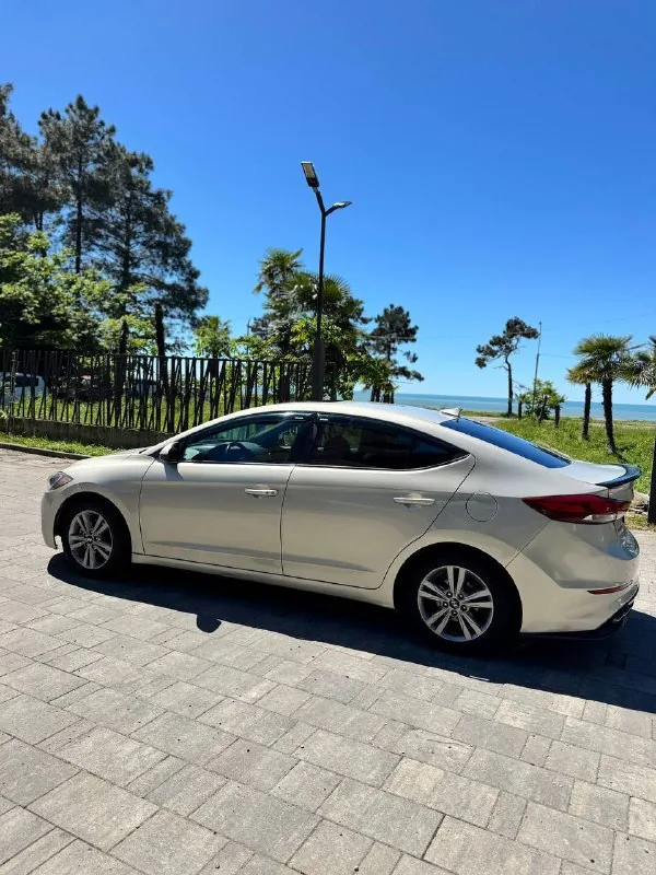 Hyundai Elantra 2017 1