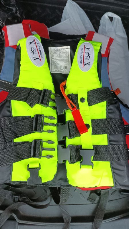 Спасательные жилеты и скейт 3