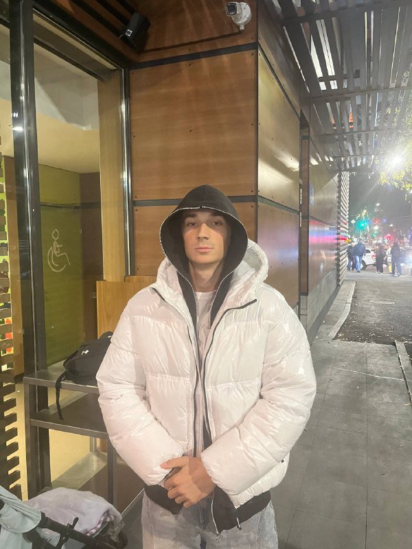 Белая куртка Bershka