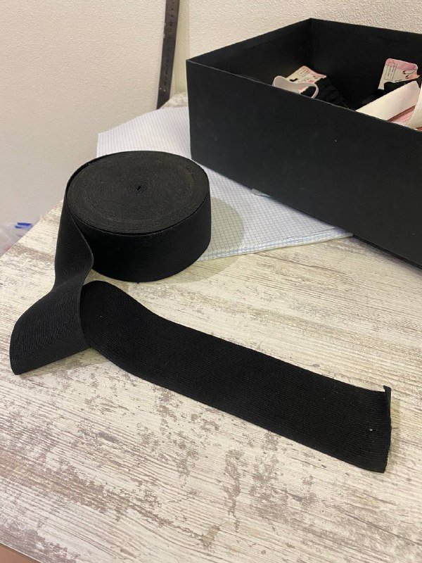 Белая стропа, алая резинка, швейная резинка, лоскуты джинс, обрезки бязи 4