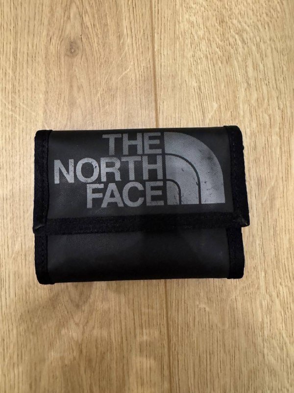 Футболка Nike Nocta, шорты Deus records и Quksilver, кошелек The North Face, игра с конфетами, перчатки Levi’s, куртка сноубордическая O’Neill, сандали мужские Teva 7