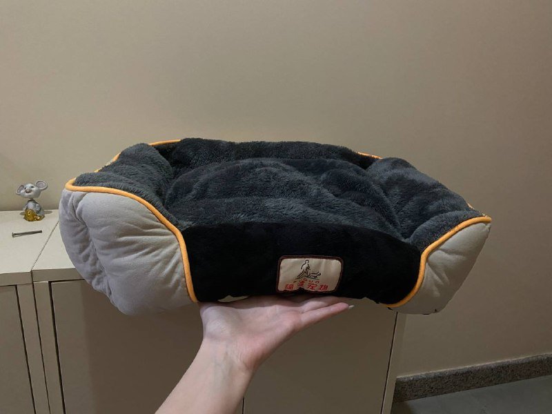 лежанка с подушкой