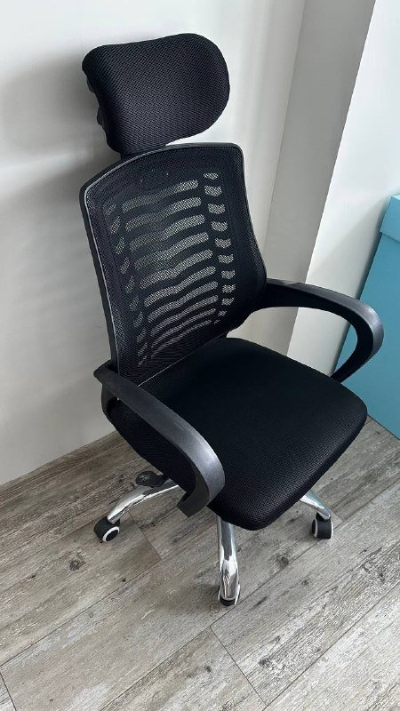 Компьютерный стул с механизмом качания