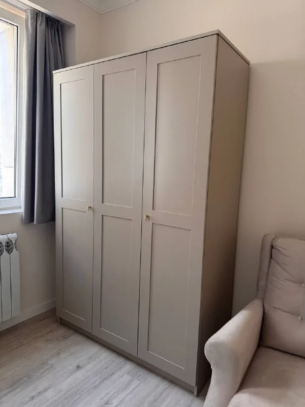 Wardrobe in like-new condition 1