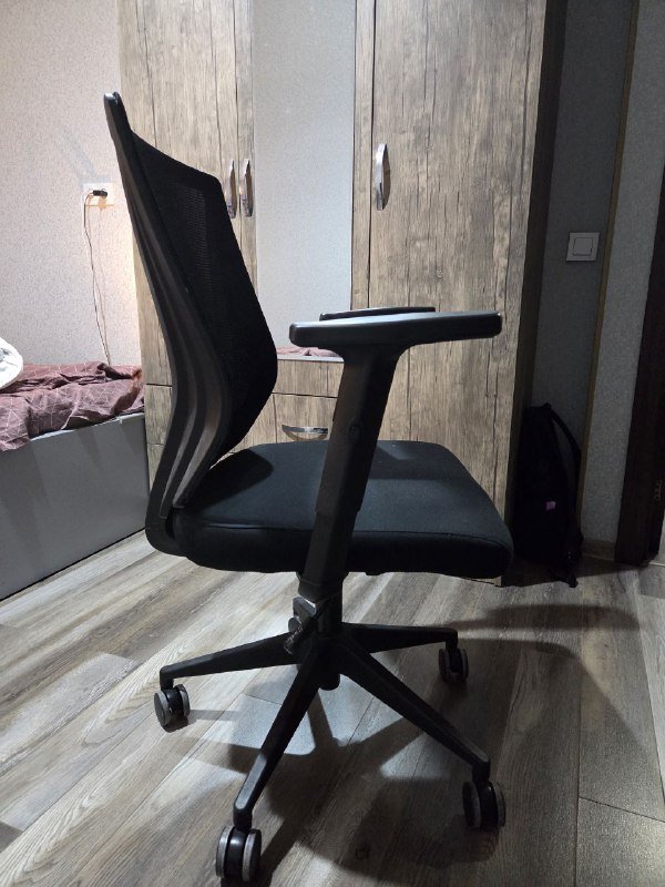 Кресло офисное с регулировкой высоты и подлокотников 3