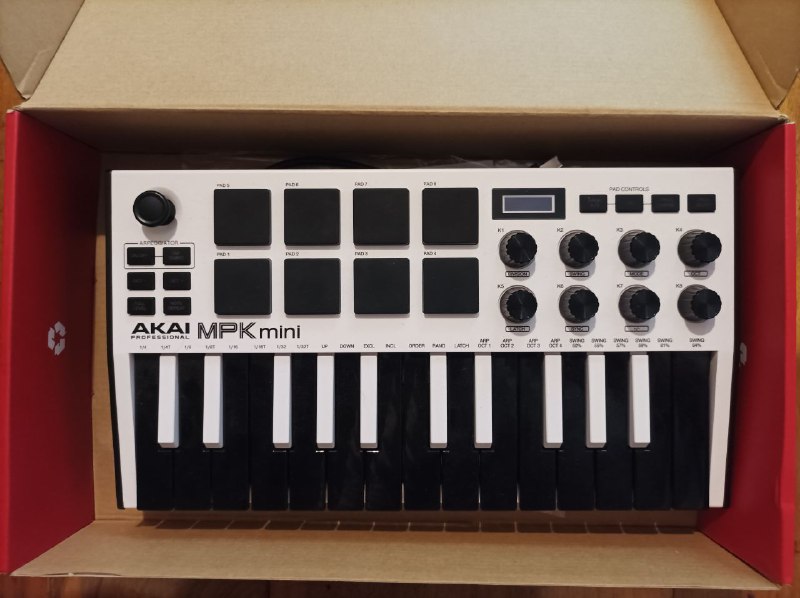 Akai MPK Mini II MIDI контроллер 2